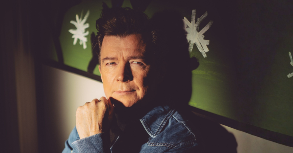 O cantor britânico Rick Astley apresenta ao públic