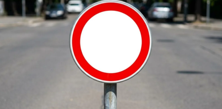Uma placa de trânsito com círculo vermelho e fundo