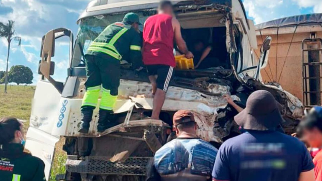 Vagão de Carreta se Solta na Pista, Bate de Frente e Prende Motorista nas Ferragens no Nortão de MT